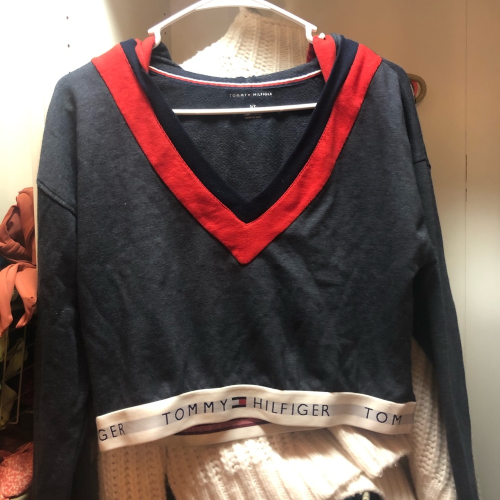 Navy blue cropped Tommy Hilfiger sweatshirt!!
